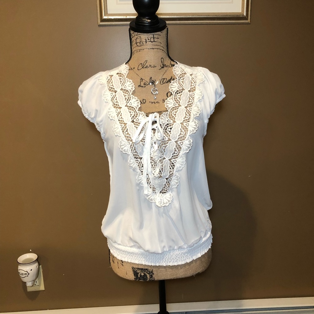 🤩FINAL SALE! V neck, beautifully detailed blouse